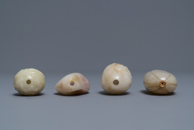 Vier Chinese roestkleurige jade snuifflessen, 19/20e eeuw
