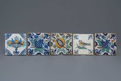 Zestien polychrome Delftse tegels met dieren en bloemen, 16/17e eeuw