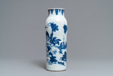 Un vase de forme rouleau en porcelaine de Chine bleu et blanc &agrave; d&eacute;cor figuratif, &eacute;poque Transition