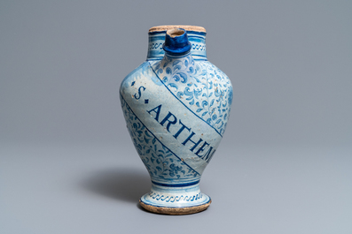 Een blauw-witte Antwerpse majolica siroopkan, gedateerd 1549