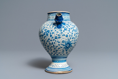 Een blauw-witte Antwerpse majolica siroopkan, 2e helft 16e eeuw