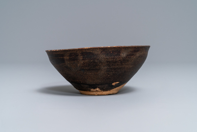 Un bol de type Jizhou en gr&egrave;s &eacute;maill&eacute; &agrave; d&eacute;cor de ph&eacute;nix, Song/Yuan
