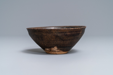 Un bol de type Jizhou en gr&egrave;s &eacute;maill&eacute; &agrave; d&eacute;cor de ph&eacute;nix, Song/Yuan