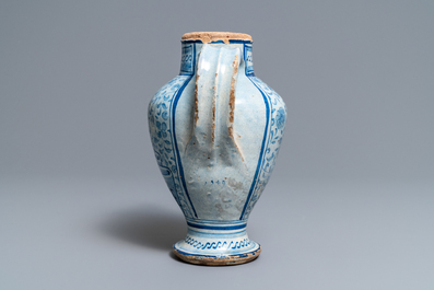 Een blauw-witte Antwerpse majolica siroopkan, gedateerd 1549