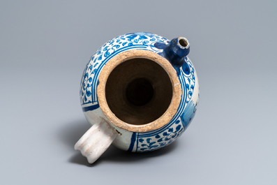 Een blauw-witte Antwerpse majolica siroopkan, gedateerd 1609