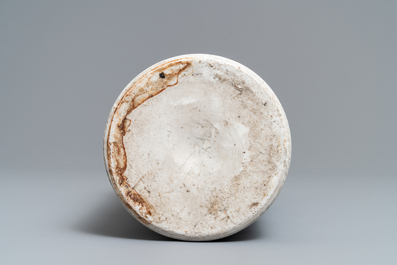Un vase de forme rouleau en porcelaine de Chine bleu et blanc &agrave; d&eacute;cor figuratif, &eacute;poque Transition