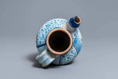 Een blauw-witte Antwerpse majolica siroopkan, gedateerd 1549