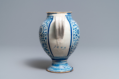 Een blauw-witte Antwerpse majolica siroopkan, gedateerd 1609