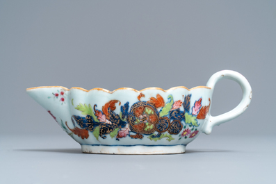 Cinq pi&egrave;ces en porcelaine de Chine famille rose &agrave; d&eacute;cor 'pseudo feuille de tabac', Qianlong