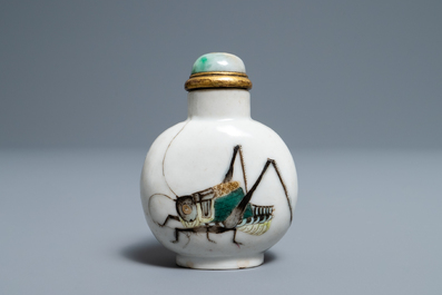 Een Chinese famille rose snuiffles met sprinkhanen, Daoguang merk en periode