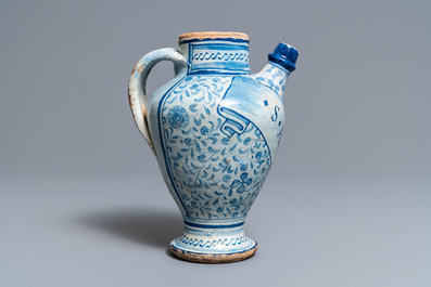 Een blauw-witte Antwerpse majolica siroopkan, gedateerd 1549