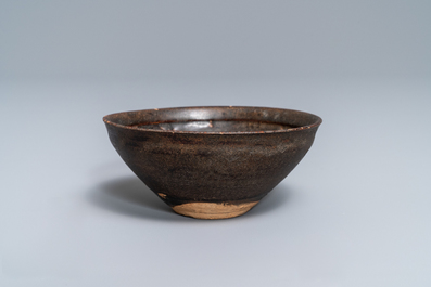 Un bol de type Jizhou en gr&egrave;s &eacute;maill&eacute; &agrave; d&eacute;cor de ph&eacute;nix, Song/Yuan
