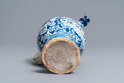 Een blauw-witte Antwerpse majolica siroopkan, gedateerd 1549