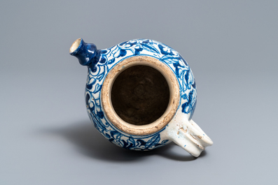 Een blauw-witte Antwerpse majolica siroopkan, 2e helft 16e eeuw