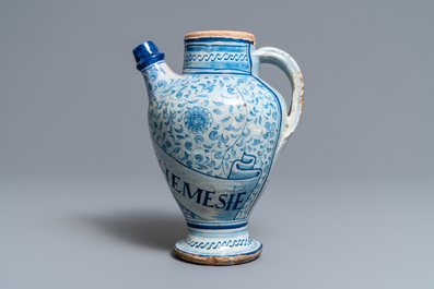 Een blauw-witte Antwerpse majolica siroopkan, gedateerd 1549