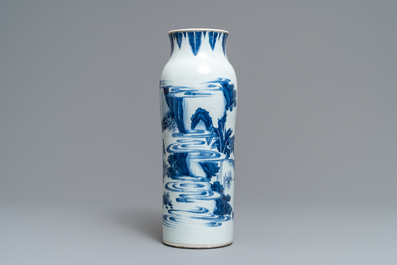 Un vase de forme rouleau en porcelaine de Chine bleu et blanc &agrave; d&eacute;cor figuratif, &eacute;poque Transition