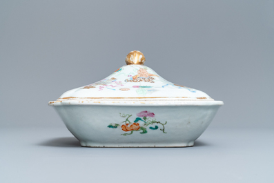 Een 9-delig Chinees famille rose servies met kostbaarhedendecor, Jiaqing/Daoguang