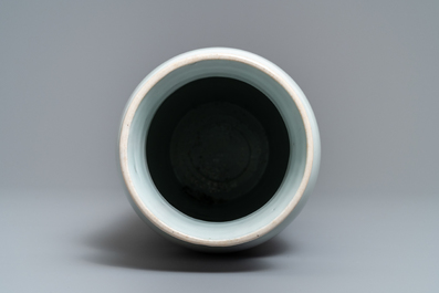 Un vase de forme rouleau en porcelaine de Chine bleu et blanc &agrave; d&eacute;cor figuratif, &eacute;poque Transition