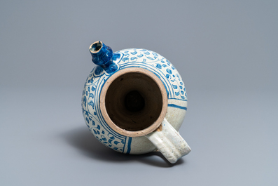 Een blauw-witte Antwerpse majolica siroopkan, 2e helft 16e eeuw