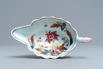 Cinq pi&egrave;ces en porcelaine de Chine famille rose &agrave; d&eacute;cor 'pseudo feuille de tabac', Qianlong