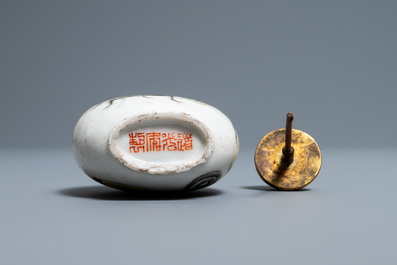 Een Chinese famille rose snuiffles met sprinkhanen, Daoguang merk en periode