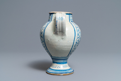 Een blauw-witte Antwerpse majolica siroopkan, 2e helft 16e eeuw