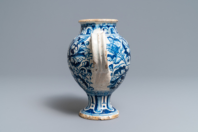 Een blauw-witte Antwerpse majolica siroopkan, 2e helft 16e eeuw