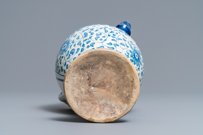 Een blauw-witte Antwerpse majolica siroopkan, 2e helft 16e eeuw