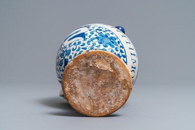 Een blauw-witte Antwerpse majolica siroopkan, gedateerd 1609