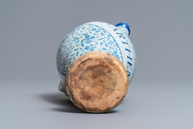 Een blauw-witte Antwerpse majolica siroopkan, gedateerd 1549