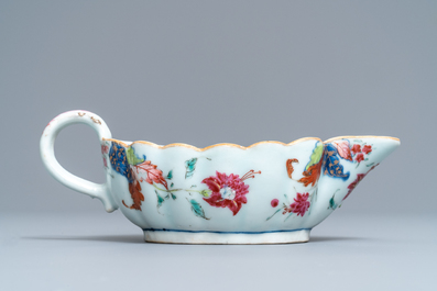 Cinq pi&egrave;ces en porcelaine de Chine famille rose &agrave; d&eacute;cor 'pseudo feuille de tabac', Qianlong