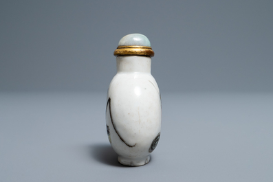 Een Chinese famille rose snuiffles met sprinkhanen, Daoguang merk en periode