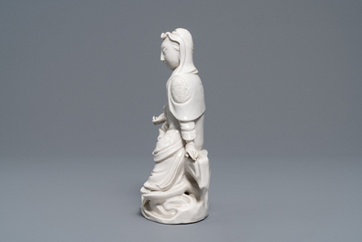 Een Chinees Dehua blanc de Chine model van Guanyin, zegelmerk op de rug, 19e eeuw