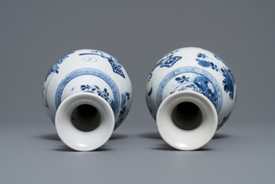 Une paire de vases en porcelaine de Chine bleu et blanc, Kangxi