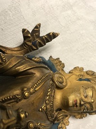 Een Chinese verguld bronzen figuur van Amitayus, 17/18e eeuw