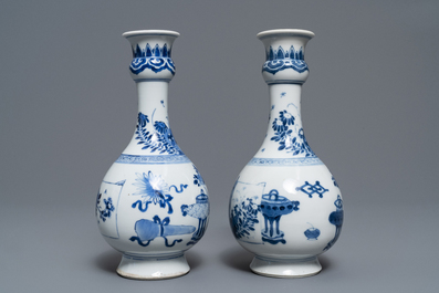 Une paire de vases en porcelaine de Chine bleu et blanc, Kangxi