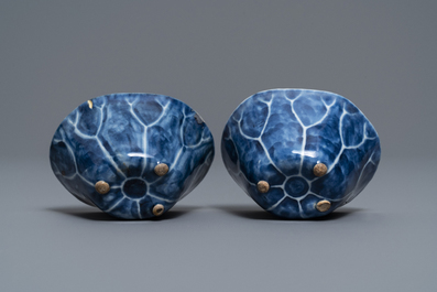 Een paar Chinese blauw-witte lotusvormige koppen, Kangxi