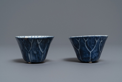 Een paar Chinese blauw-witte lotusvormige koppen, Kangxi