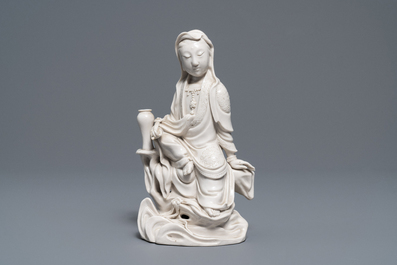 Een Chinees Dehua blanc de Chine model van Guanyin, zegelmerk op de rug, 19e eeuw