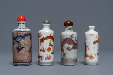 Vier Chinese ijzer- en koperrode porseleinen snuifflessen met draken, 19/20th C.