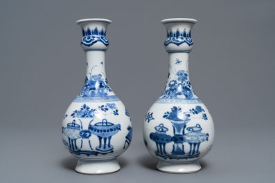 Une paire de vases en porcelaine de Chine bleu et blanc, Kangxi