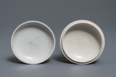 Een polychrome Japanse Kakiemon dekseldoos met een draak, Edo, 17e eeuw
