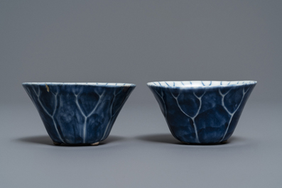 Een paar Chinese blauw-witte lotusvormige koppen, Kangxi
