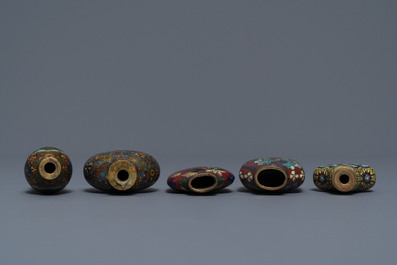 Ten Chinese cloisonn&eacute; snuff bottles, 19/20th C.