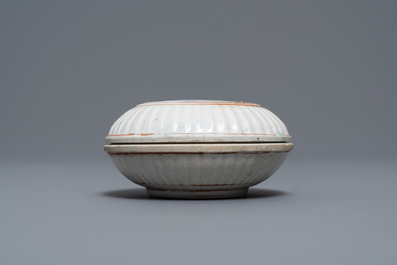 Een polychrome Japanse Kakiemon dekseldoos met een draak, Edo, 17e eeuw