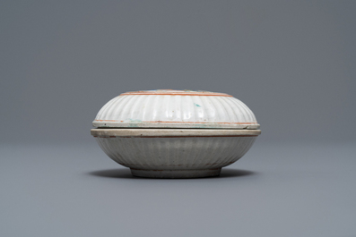 Een polychrome Japanse Kakiemon dekseldoos met een draak, Edo, 17e eeuw