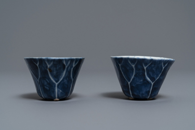 Een paar Chinese blauw-witte lotusvormige koppen, Kangxi