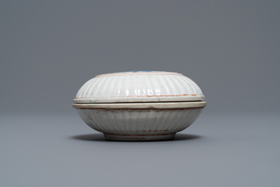 Een polychrome Japanse Kakiemon dekseldoos met een draak, Edo, 17e eeuw