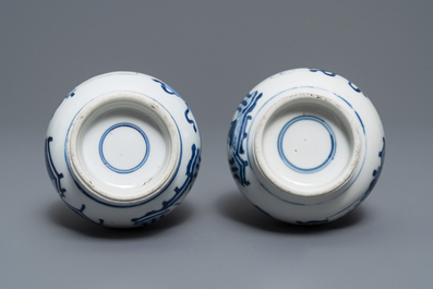 Une paire de vases en porcelaine de Chine bleu et blanc, Kangxi