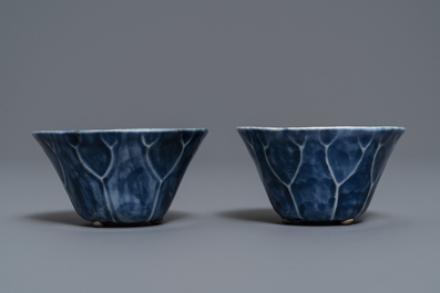 Een paar Chinese blauw-witte lotusvormige koppen, Kangxi